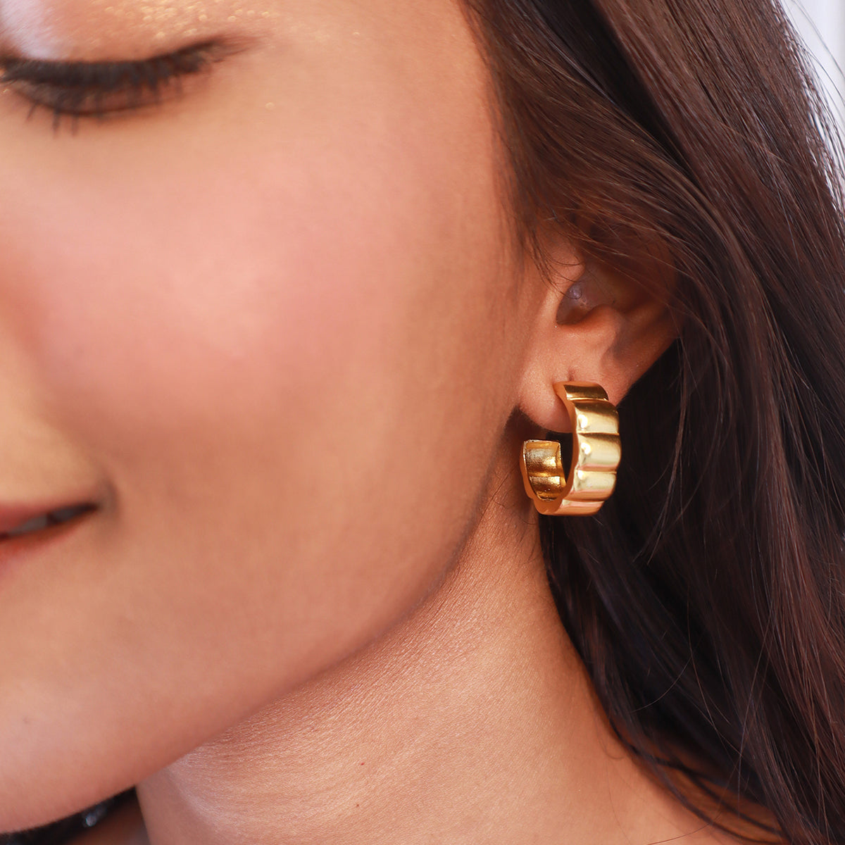 Minimal Gold Festive Scallop Hoops